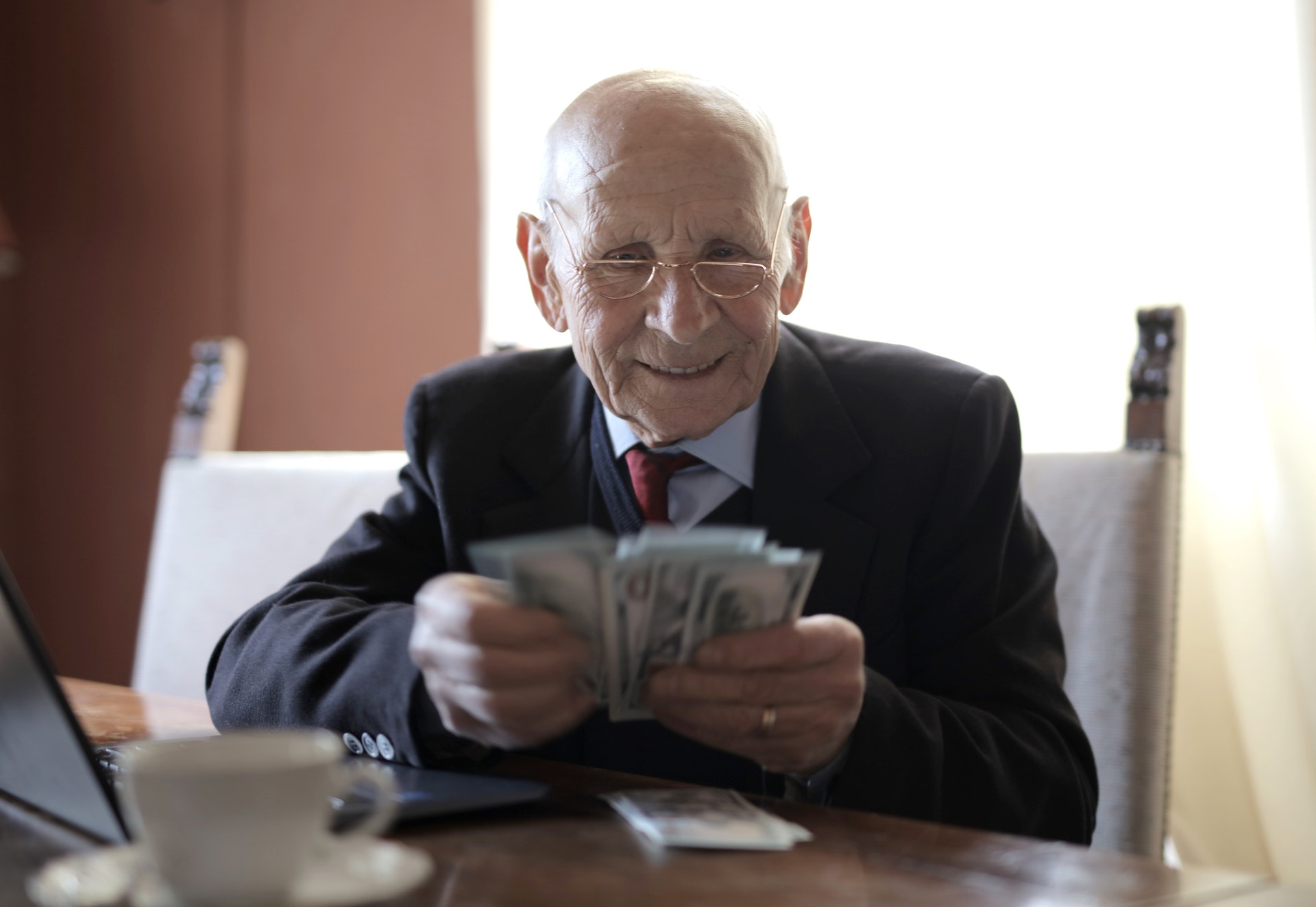 Rentner klagen gegen das Finanzamt: Wurde auch deine Rente doppelt besteuert?