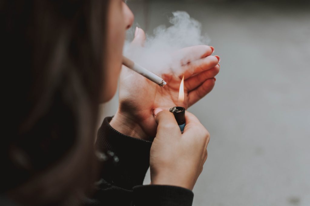 Frau raucht, Rauchen, Tabaksteuer