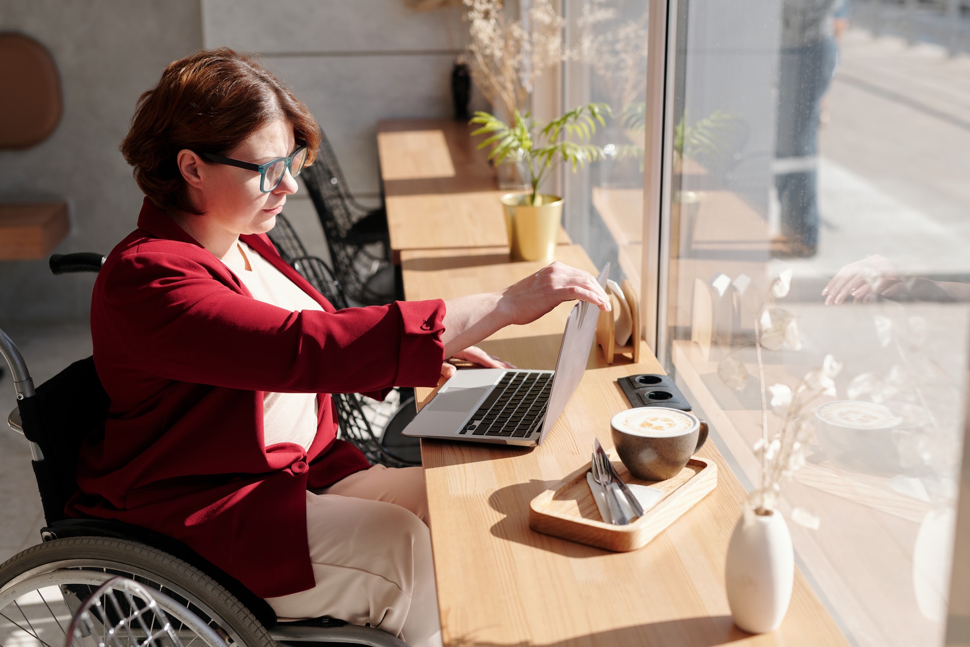 Frau mit Behinderung, Rollstuhl, Frau auf dem Rollstuhl, Frau am Arbeiten, Freibeträge für Menschen mit Behinderung