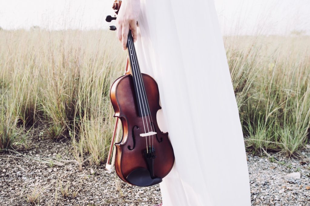 Frau mit Violine, Musiker, Musikerin, Spenden versteuern, Künstler, Kulturschaffende, Steuern