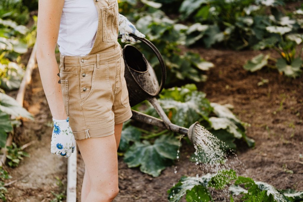 Frau arbeitet im Garten, Gartenarbeit von der Steuer absetzen